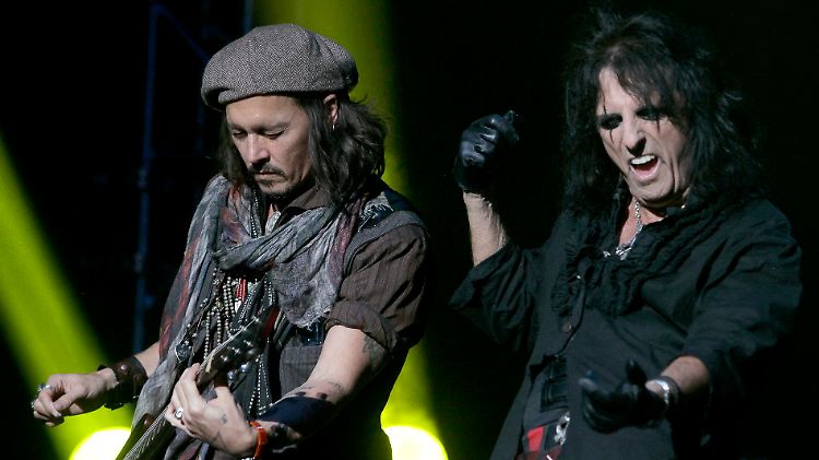 Auf der Bühne sah man sie schon häufiger zusammen, hier etwa 2012 in Phoenix: Johnny Depp (l.) und Alice Cooper.