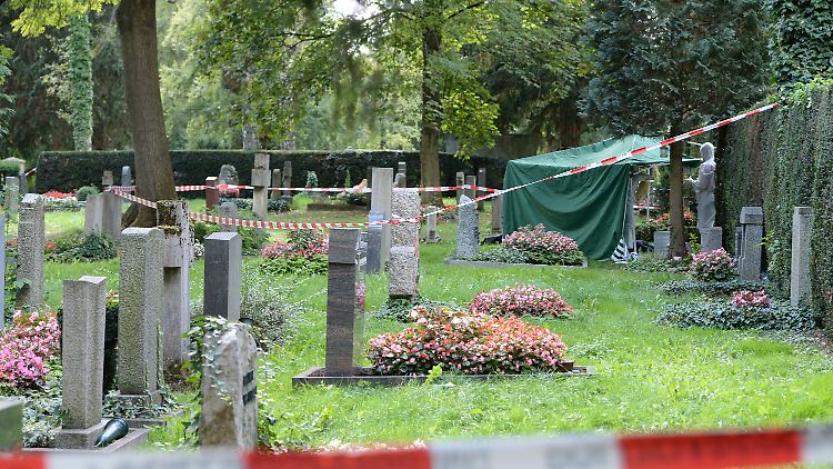 Der abgesperrte Bereich auf dem Stuttgarter Friedhof, wo die Frauenleiche gefunden wurde.