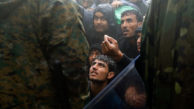An den Grenzen auf dem Balkan sind Tausende Flüchtlinge dem Wetter und Gewalt der Sicherheitskräfte ausgesetzt. 