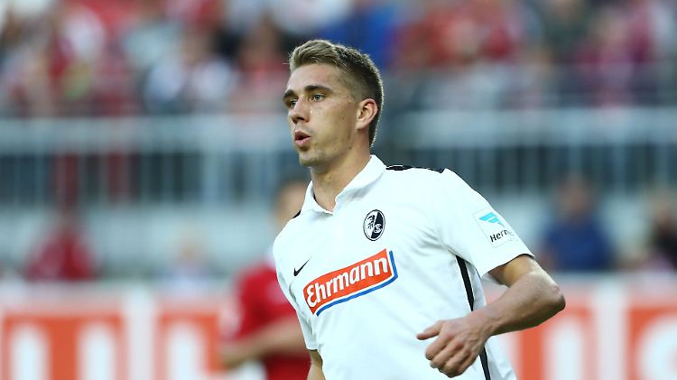 Der Freiburger Nils Petersen erhielt wie die ebenfalls 27 Jahre alten Sven (Borussia Dortmund) und Lars Bender (Bayer Leverkusen) eines der drei erlaubten "Oldie"-Tickets.