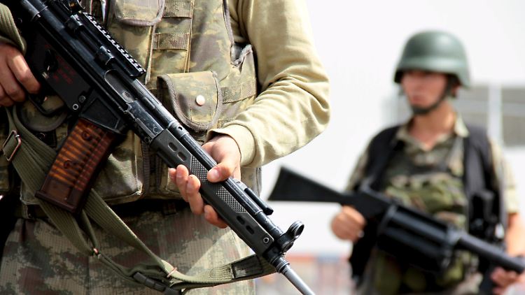Soldaten kontrollieren im September eine Straße im Südosten der Türkei.