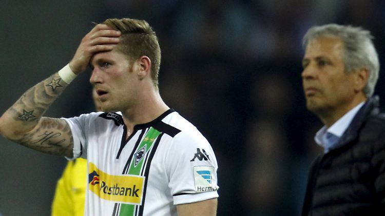 Jantschke (l.) und Trainer Favre (r.) können es nicht fassen: Vier Spiele, vier Niederlagen, null eigene Tore.