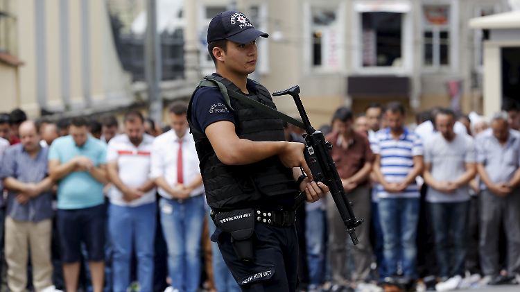 Türkischer Polizist in Istanbul: Offenbar wird in der Türkei auch nach zwei deutschen mutmaßlichen IS-Kämpferinnen gefahndet.