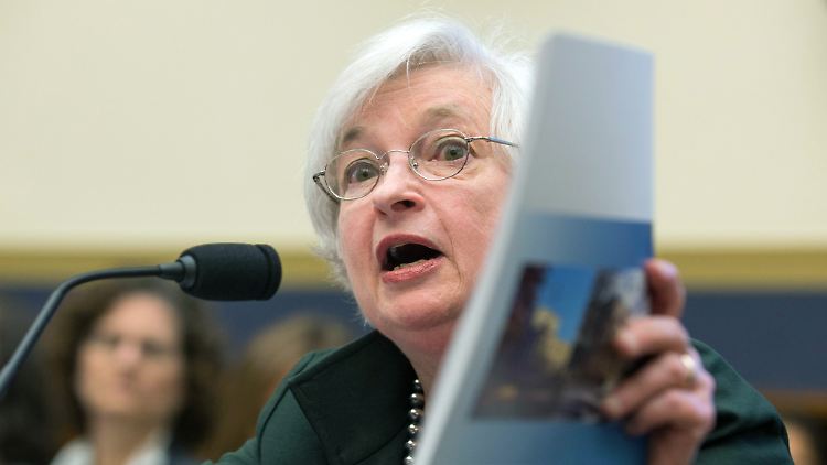 Janet Yellen wird womöglich
zögern und die geldpolitische Zeitenwende auf Dezember
verschieben. Die einflussreichste Notenbankerin der Welt
steckt in einem Dilemma.