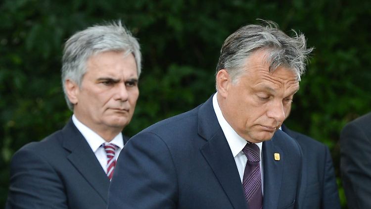 Werner Faymann (l.) ist gelinde gesagt nicht begeistert über Viktor Órbans Verhalten.