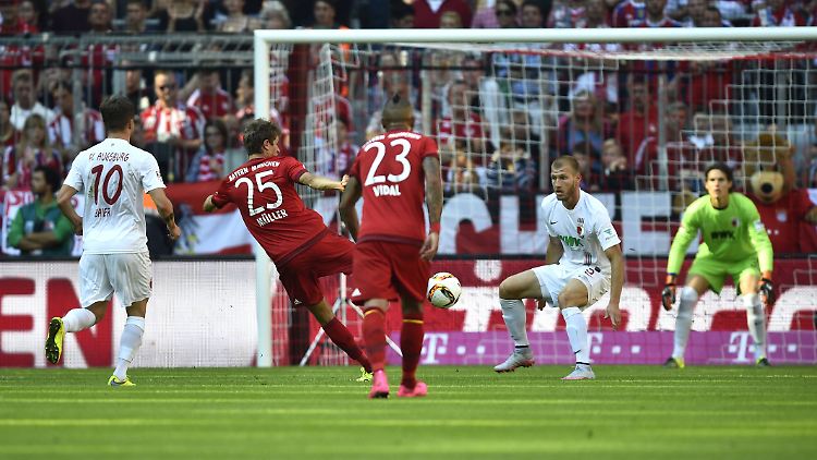 In dieser Szene traf Thomas Müller noch nicht für den FC Bayern, dafür aber kurz vor Schluss nach einem diskussionswürdigen Elfmeter gegen Augsburg.