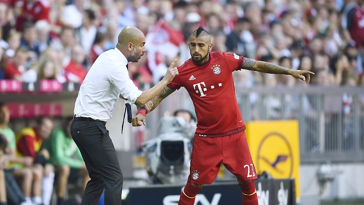 Nicht nur mit Arturo Vidal hatte Josep Guardiola während des Spiels gegen Augsburg Redebedarf.