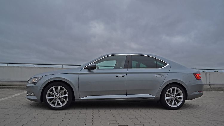 In der Seitenansicht sieht der Skoda Superb nicht nur wie ein Coupé aus, er erinnert auch stark an einen Audi.