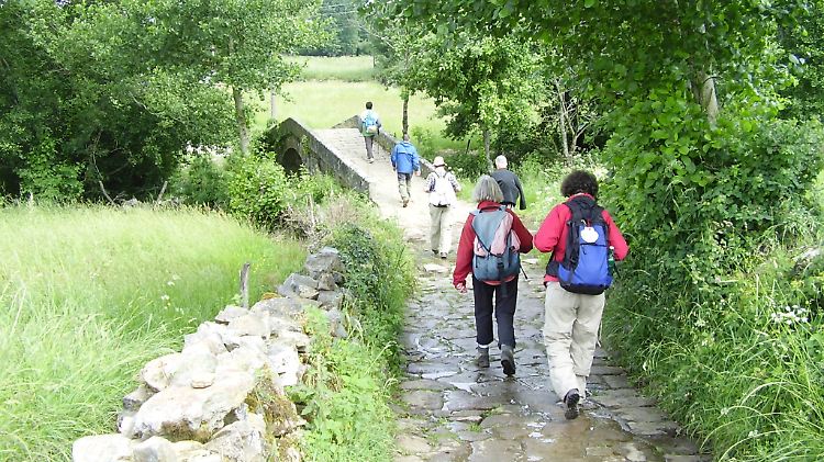 Auf dem Jakobsweg wandern jedes Jahr zigtausende Pilger und Touristen.