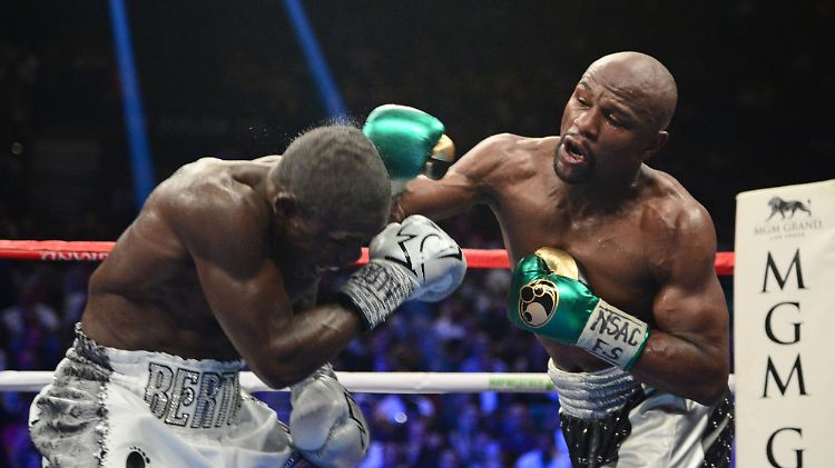 Ein ungleicher Kampf: Floyd Mayweather (r.) deckt Andre Berto in Las Vegas mit Schlägen ein.