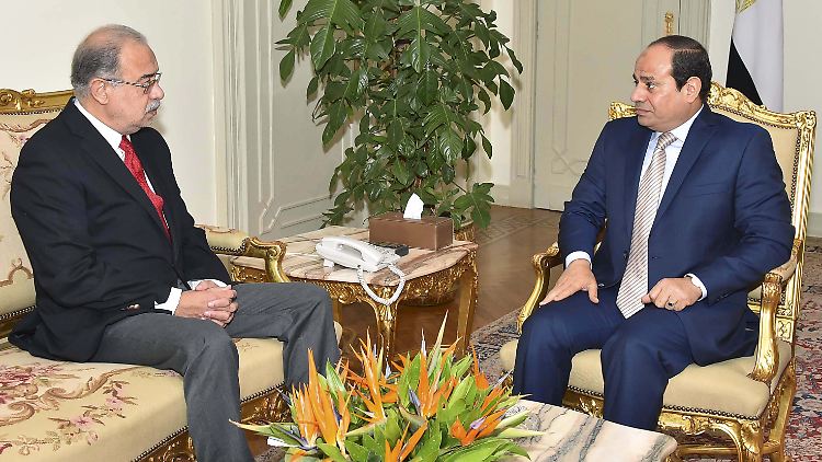 Präsident Abdel Fattah al-Sisi (r.) hat Ölminister Scharif Ismail mit der Regierungsbildung beauftragt.