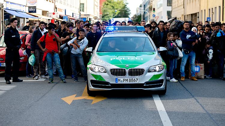 "Die Länder sind völlig überrascht worden von der Einreiserlaubnis der Kanzlerin": In München eskortiert die Polizei Neuankömmlinge zu ihren Unterkünften.