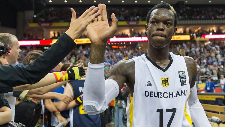 Mit Selbstkritik hält sich Dennis Schröder nach dem unglücklichen Vorrunden-Aus der deutschen Basketballer nicht auf.
