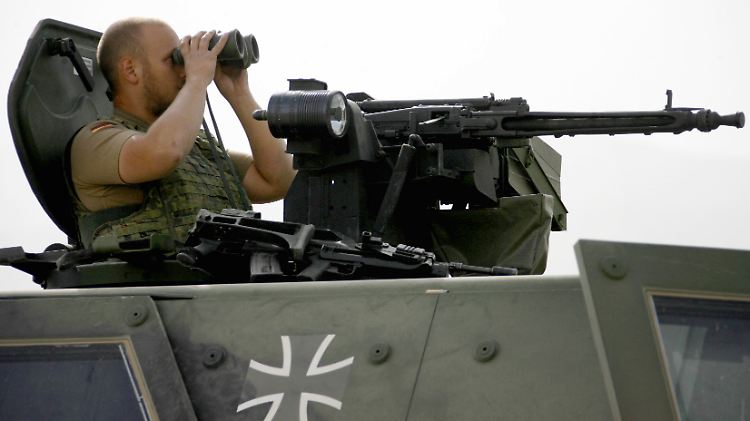 Auf einem "Dingo" montiertes MG3: Ab 2016 will die Bundeswehr das Nachfolgermodell MG5 auf Panzern, Lkws und gepanzerten Fahrzeugen einsetzen.