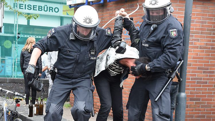 Am Rande der Demonstration in Essen nehmen Polizisten ein Person in Gewahrsam.