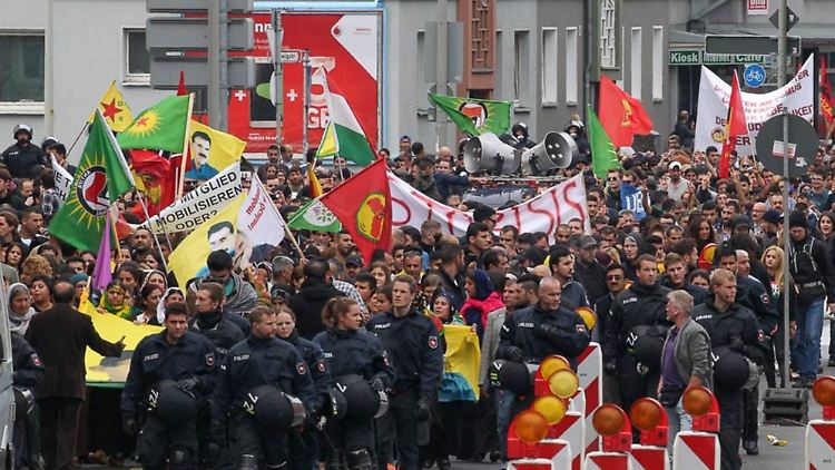 Kurden demonstrieren in Hannover.