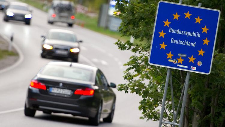 Fahrzeuge passieren am Sonntag die Grenze zwischen Österreich und Deutschland in der Nähe von Mittenwald.