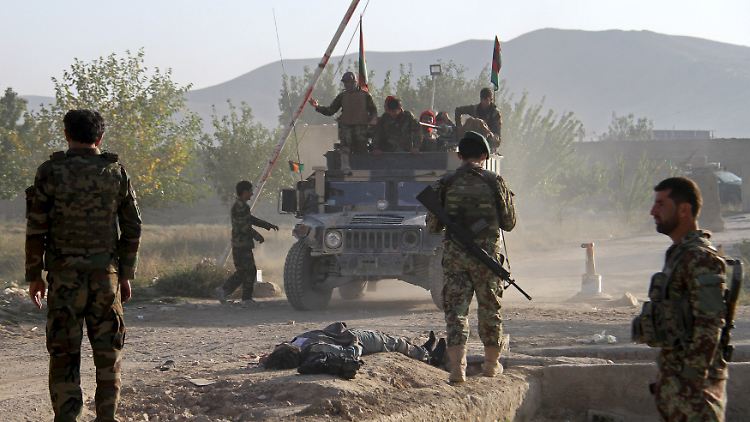 Die afghanische Armee in der Nähe des überfallenen Gefängnisses in Ghasni. im Vordergrund liegt die Leiche eines geflohenen Aufständigen.