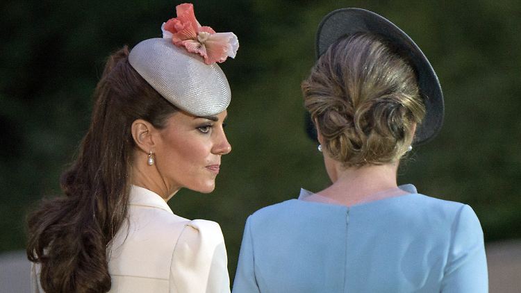 Weil seine Frau ihn mit dem Bodyguard betrogen haben soll, heißt es, Prinz Charles fordere weiblichen Schutz für Kate.
