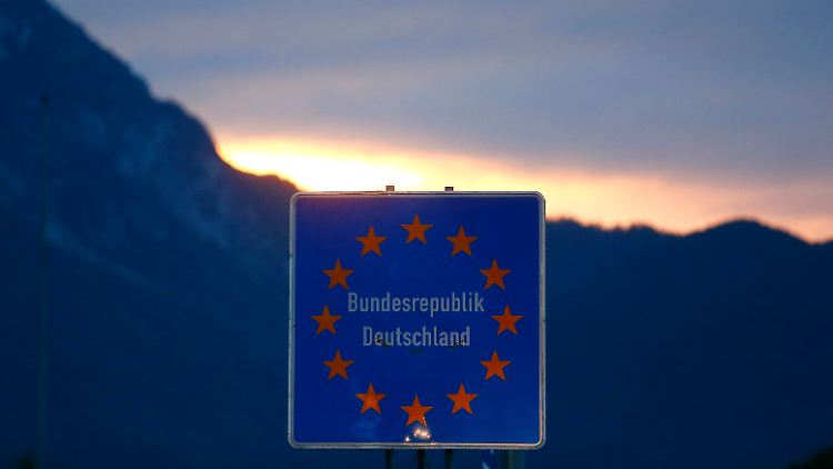 Deutschland will bei der Verteilung der Flüchtlinge "endlich vorankommen", sagt Innenminister Thomas de Maizière.