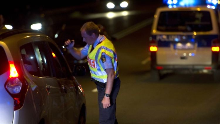 An der Grenze zu Österreich kontrolliert die Bundespolizei die Autos.