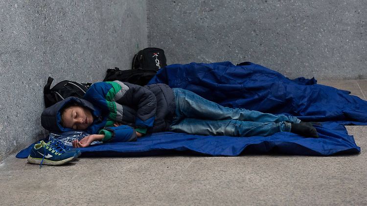 Flüchtlinge warten auf dem Bahnhof von Salzburg
