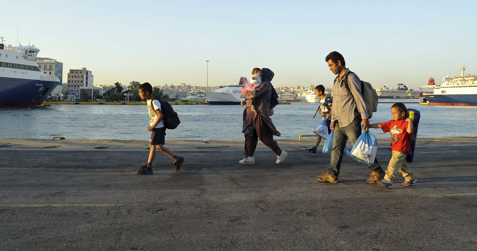 September 2015. Eine syrische Flüchtlingsfamilie am Hafen von Piräus. 