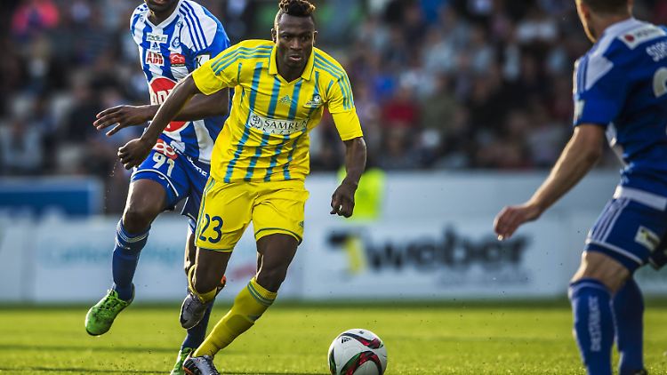 Behauptet den Ball: Patrick Twumasi (m.) vom FC Astana. 