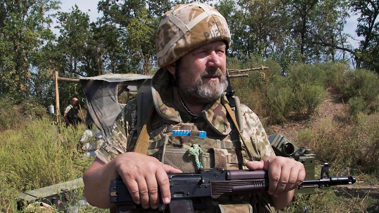 Ein ukrainischer Soldat bewacht einen Stützpunkt bei Mariupol.