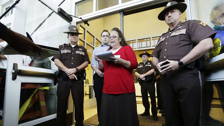 Kim Davis verliest kurz vor ihrem Wiederantritt des Dienstes eine Presseerklärung.