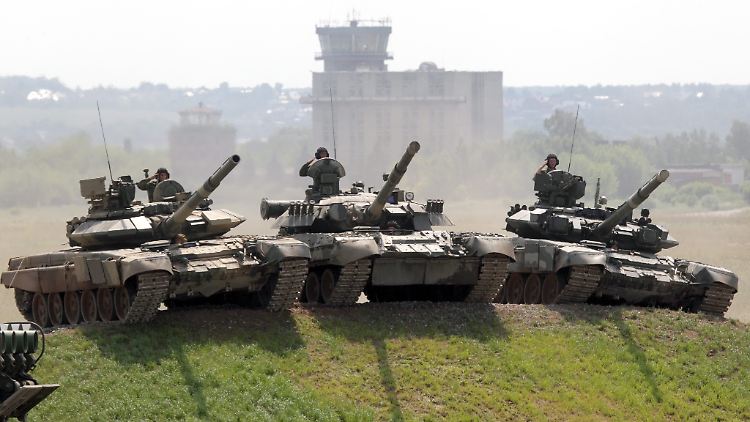 Panzer vom Typ T-90 - hier links und rechts zu sehen - sollen in Syrien bereitstehen.