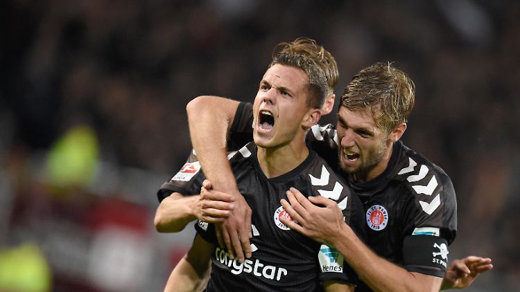 So sieht pure Freude aus: St. Pauli klettert nach dem Sieg gegen Duisburg in der Tabelle.