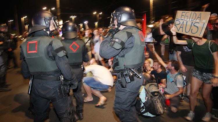 Auch Gegner machen bei Legida-Aufmärschen mobil - so wie am 30. August.