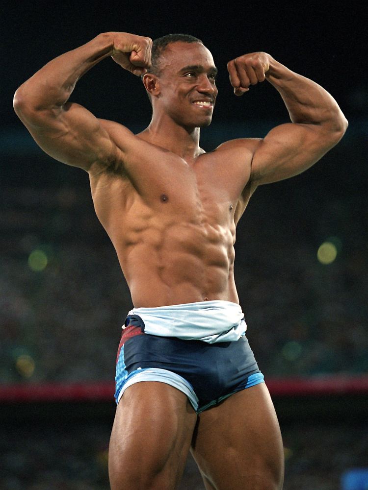 US-Sprinter Jon Drummond im Olympiastadion von Sydney im Jahr 2000 nach dem Finale über 4 x 100 Meter, in dem die US-Staffel in der Jahresweltbestzeit von 37,61 Sekunden die Goldmedaille gewann. Nicht nur hartes Training formte diesen Körper.