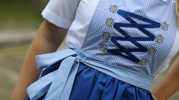 Heute trägt sogar die Wurstverkäuferin Berusfbekleidung. Dieses Dirndl wurde für eine süddeutsche Handelskette entworfen. 