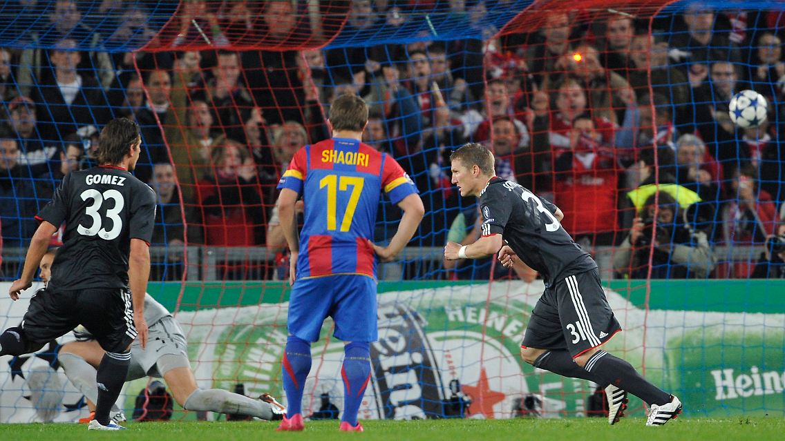 Den Rückstand glich Schweinsteiger erst per Elfmeter aus und traf später auch noch zum 2:1-Siegtreffer.