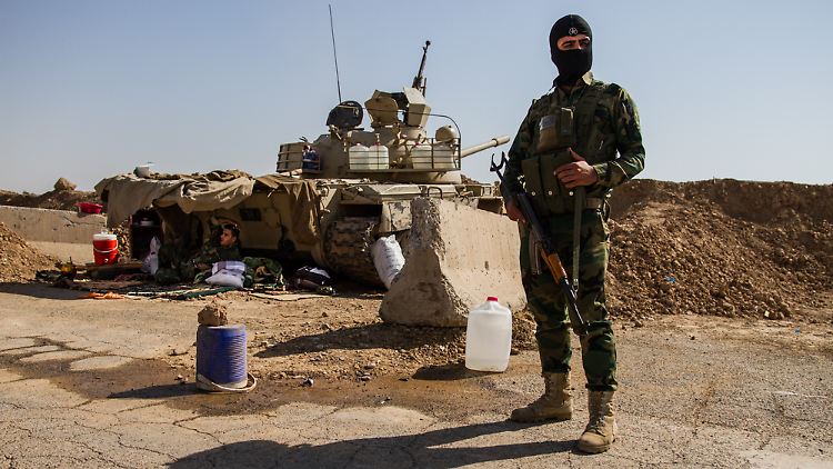 Kämpfer an einem Kontrollposten der kurdischen Peschmerga: Mit Waffenhilfen im Nordirak und Luftschlägen aus der Distanz lassen sich fanatische Islamisten kaum aufhalten.