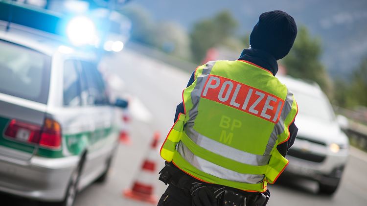 Vor allem an der Grenze zu Österreich kontrolliert die Polizei wieder die Pässe der Einreisenden. 