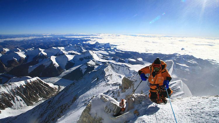 Aufstieg in eisige Höhen: Ausblick vom Gipfelgrat des Mount Everest.