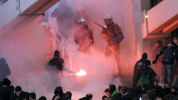 In der Partie zwischen Panathinaikos Athen und Olympiakos Piräus gab's heftige Ausschreitungen - leider keine Seltenheit in griechischen Stadien.