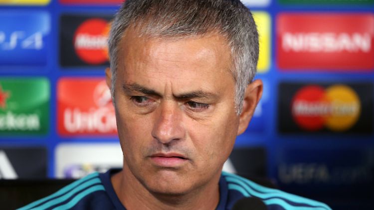 Gibt nicht viel zu lachen, deswegen ist das lachen jetzt auch verboten. Chelseas Coach José Mourinho greift in der Krise zu ungewöhnlichen Maßnahmen.