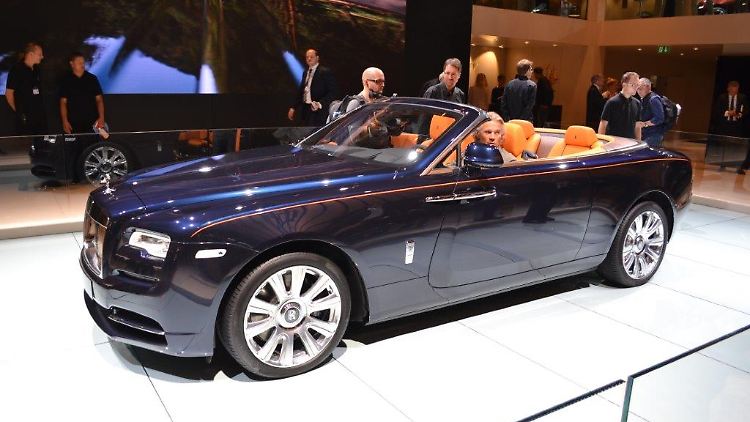 Im Rolls-Royce Dawn kann man sich nicht nur im Luxus sonnen.
