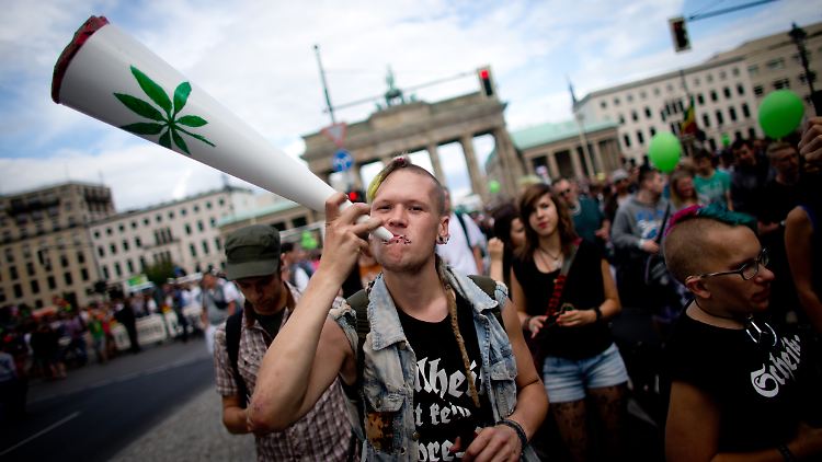 Die Bundesdrogenbeauftragte wirft den Befürworter einer Legalisierung von Cannabis, wie hier bei der Hanfparade, eine Verharmlosung der Gesundheitsgefahren vor.
