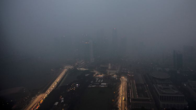 Die Formel-1-Strecke in Singapur bleibt weiterhin von dickem Smog umhüllt.