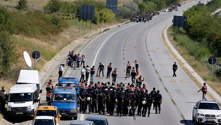 Auf der Autobahn von Istanbul nach Edirne stoppt die türkische Polizei syrische Flüchtlinge, die nach Griechenland wollen.