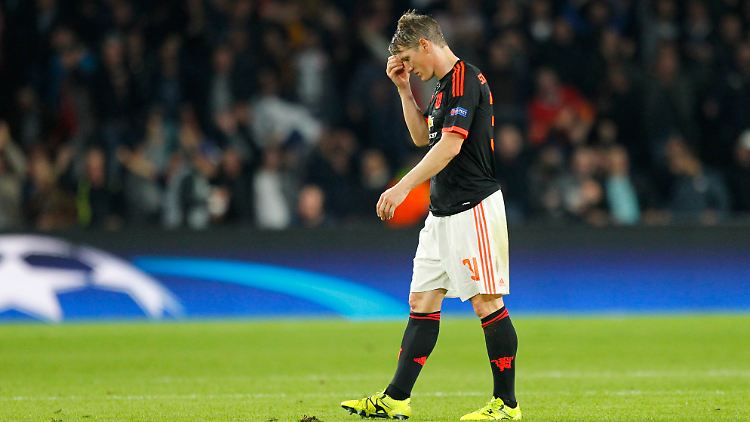 Bastian Schweinsteiger verlor mit Manchester United das Spiel beim PSV Eindhoven und Mitspieler Luke Shaw, der sich einen doppelten Beinbruch zuzog.