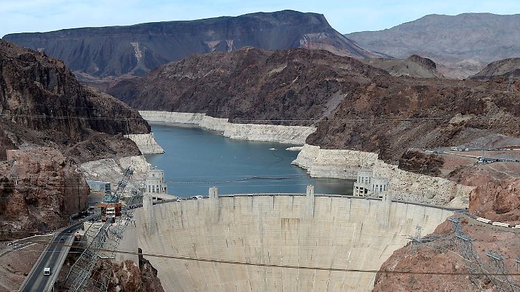 Hoover Dam (vorn) und Lake Mead (hinten) bei Boulder City, Las Vegas.