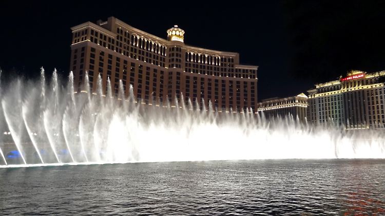 Die berühmten Wasserfontänen-Spiele vor dem Hotel Bellagio in Las Vegas.