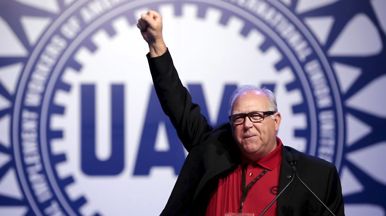 Ein Sieg für UAW-Präsident Dennis Williams: Fiat Chrysler hat zugesagt, künftig allen Mitarbeitern gleich viel zu zahlen.