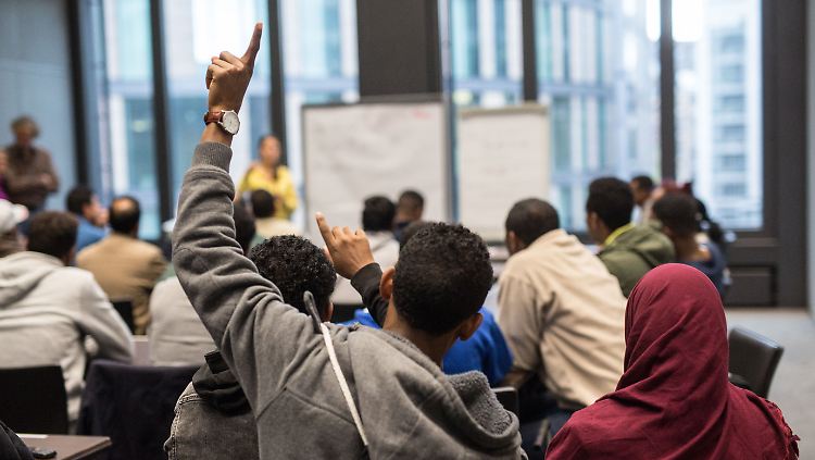 Flüchtlinge müssen häufig lange warten, bis sie professionellen Sprachunterricht bekommen - bis dahin können Laien helfen.